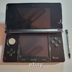Nintendo 3DS Cosmo Black 4gb + Charger + Stylus (very good condition)