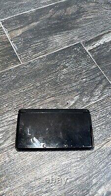 Nintendo 3DS with charger Black- Good condition no stylus