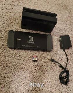 Nintendo Switch 32GB Console with Gray JoyCon (Good Condition)