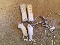 BON ÉTAT Console Nintendo Wii incluant les cordons, les manettes et 2 jeux