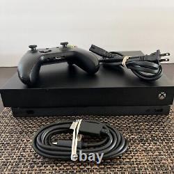 Console Microsoft Xbox One X 1 To Noir en très bon état avec une manette