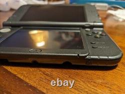 Console Nintendo 3DS XL noire d'occasion en bon état avec chargeur.