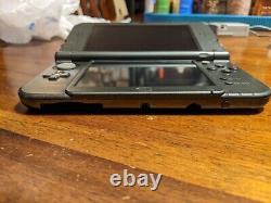 Console Nintendo 3DS XL noire d'occasion en bon état avec chargeur.