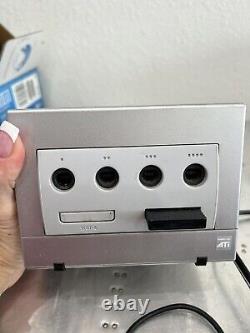 Console Nintendo GameCube DOL-001 en argent platine en bon état
