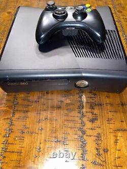 Console de jeu Microsoft Xbox 360 S 4 Go noir en bon état, testée