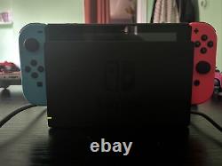 Console portable Nintendo Switch 32 Go - Rouge néon/Bleu néon en très bon état