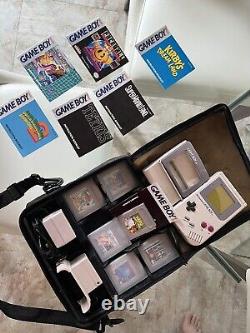 Étui de transport pour console Nintendo GameBoy DMG-01 avec jeux et lumière en bon état