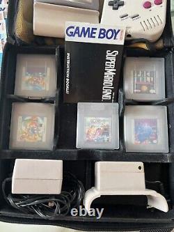 Étui de transport pour console Nintendo GameBoy DMG-01 avec jeux et lumière en bon état