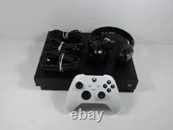 Microsoft Xbox One X 1 To avec une manette et des câbles, casque en bon état