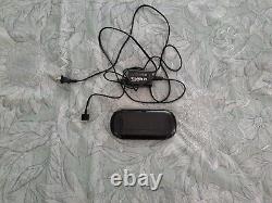 Modèle noir SONY PS Vita PCH-1001 en bon état avec chargeur
