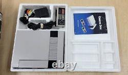 Nintendo NES système de divertissement Control Deck dans une boîte en très bon état