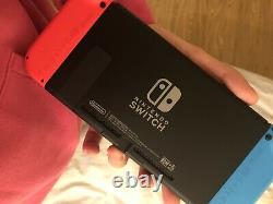 Nintendo Switch 32 Go Neon Red Neon Blue. En Bon État. Avec Batterie Supplémentaire