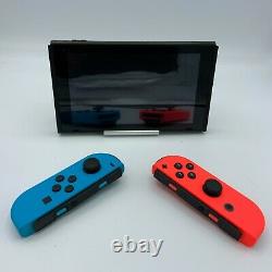 Nintendo Switch 32 Go Très Bon État + Rouge / Bleu Joy-cons