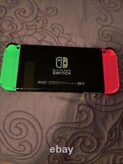 Nintendo Switch Console de jeu portable rose/vert en bon état avec carte SD de 256 Go et wifi.