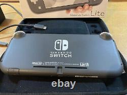 Nintendo Switch Lite Gray Avec Chargeur De Boîte De Vente Au Détail Très Bon État Cas Gratuit
