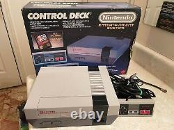 Système de contrôle de la console de jeu Nintendo Entertainment System dans sa boîte en bon état, testé.