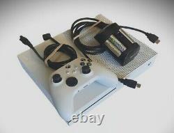 Xbox One S 500gb, Blanc, Utilisé, Très Bon État, Chargeur De Batterie Inclus