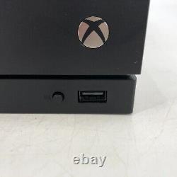 Xbox One X Noir 1 To en bon état avec manette.